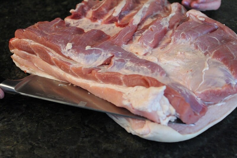 Schweinebauch für Rollbraten schneiden