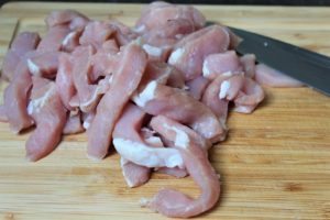 Schweineschnitzel in Streifen schneiden-Paprika Geschnetzeltes-Die Frau am Grill