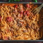 Spaghetti Bolognese aus dem Ofen mit Hackfleisch, Tomaten und Käse in der Auflaufform.