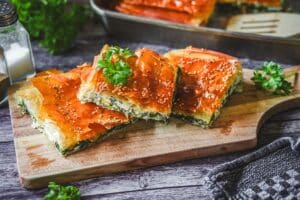Die Spanakopita nach dem Backen in Quadrate schndeiden und servieren.