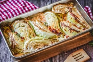 Den Spitzkohl auf der mittleren Schiene bei 200 °C Ober-/Unterhitze etwa 30 bis 35 Minuten backen.