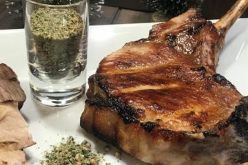 Tomahawk steak vom schwein - die frau am grill - michael korsikowski