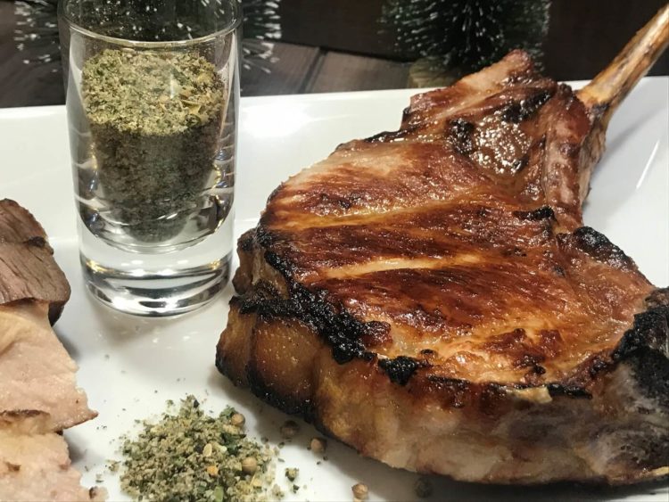 Tomahawk steak vom schwein - die frau am grill - michael korsikowski