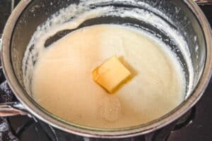 die Butter wird in den Griessbrei geschmolzen