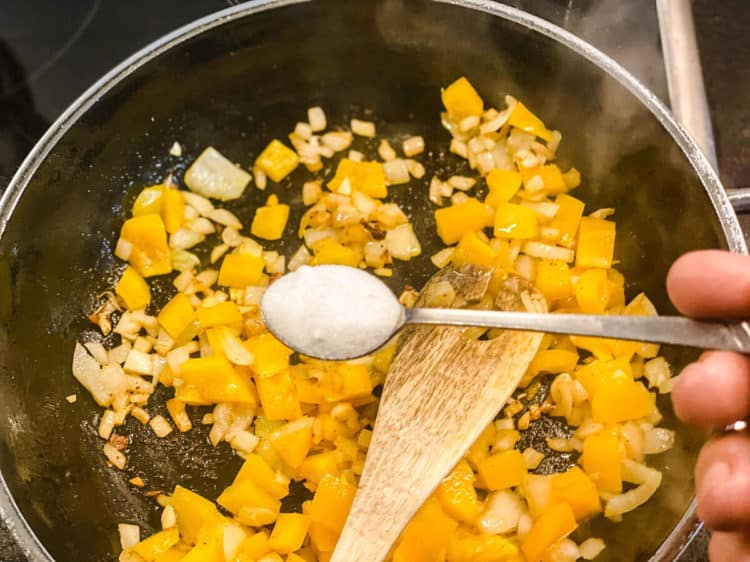 Saftige Hähnchenbrust in cremiger Tomatensoße