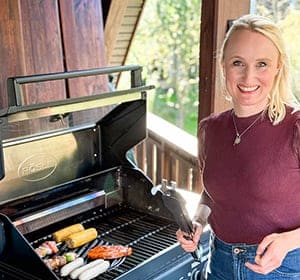 Anja Würfl am Grill mit Würstchen und Gemüse
