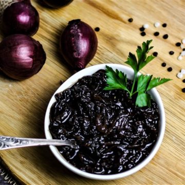 balsamico zwiebeln in schuessel