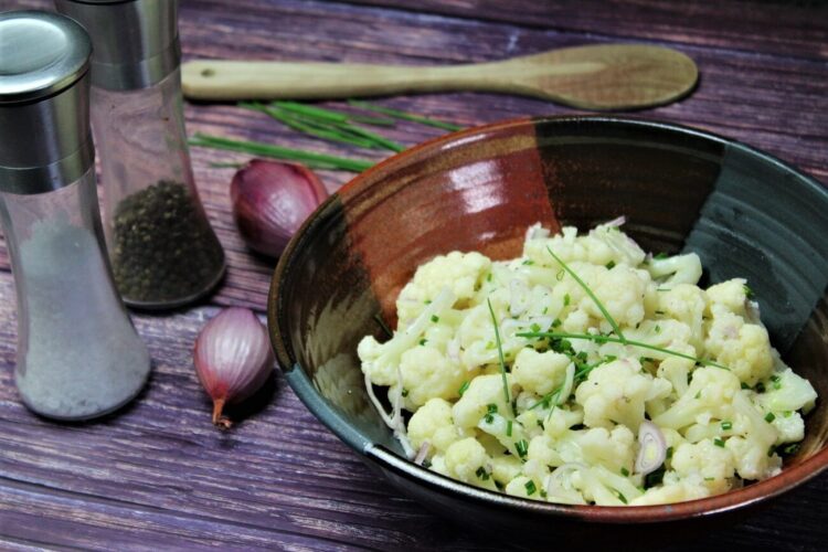 blumenkohl salat in schuessel