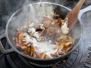 champignons und zwiebeln mehlieren