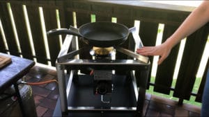 chattenglut hockerkocher mit pfanne - die frau am grill