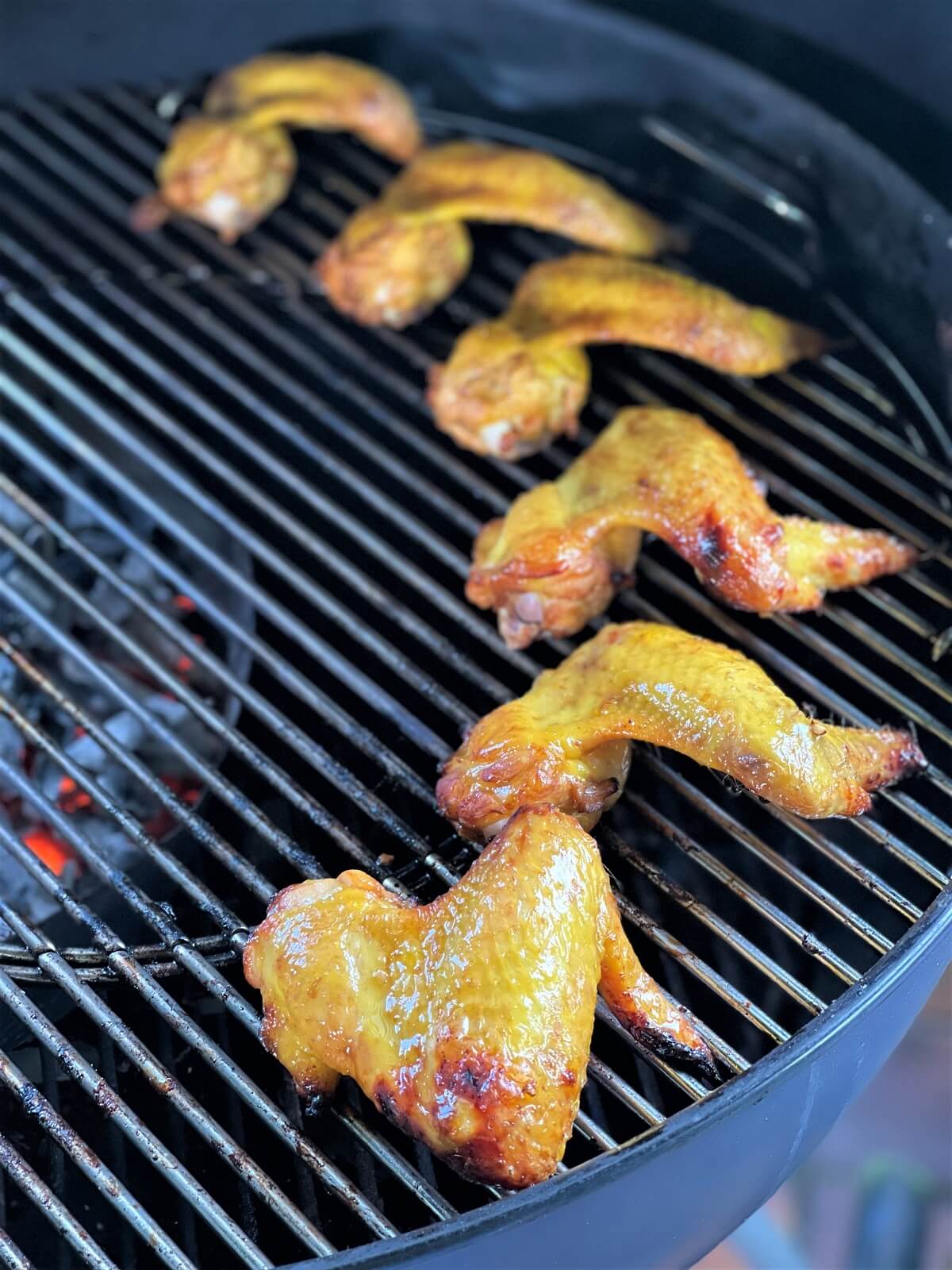 chicken wings in der indirekten hitze auf dem grillrost
