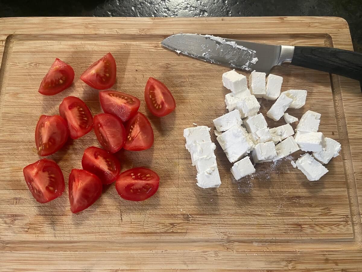cocktailtomaten geviertelt, feta klein geschnitten