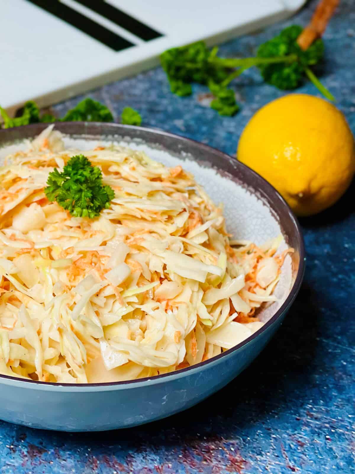coleslaw in schuessel