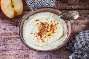 Der Griessbrei ist fertig und mit Zimtzucker bestreut