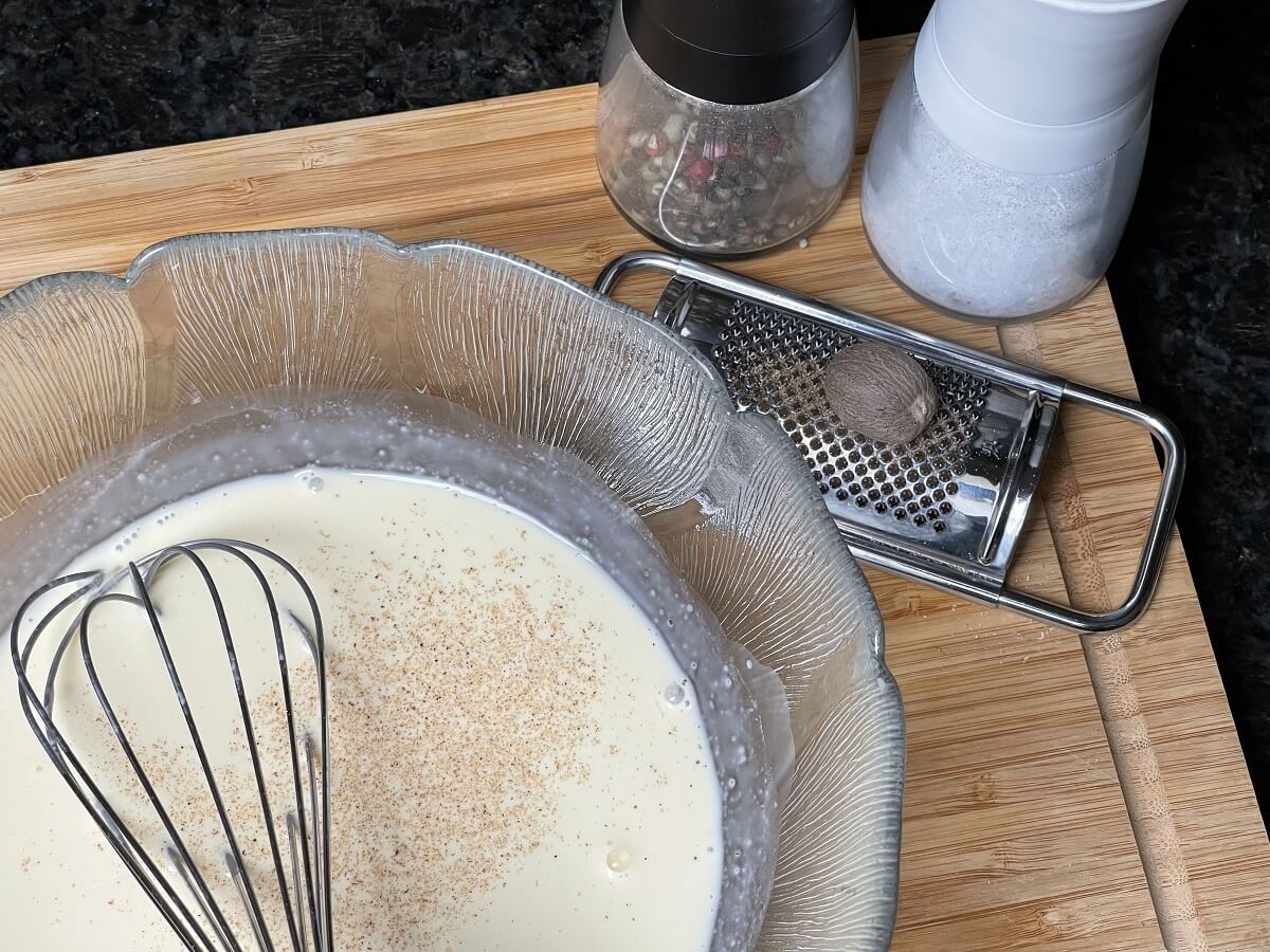 ei sahne sosse mit muskatnuss, salz und pfeffer wuerzen
