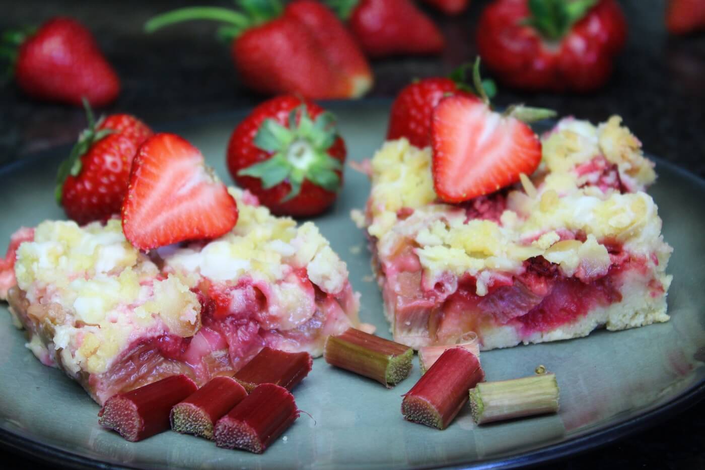 erdbeer rhabarber kuchen - die frau am grill