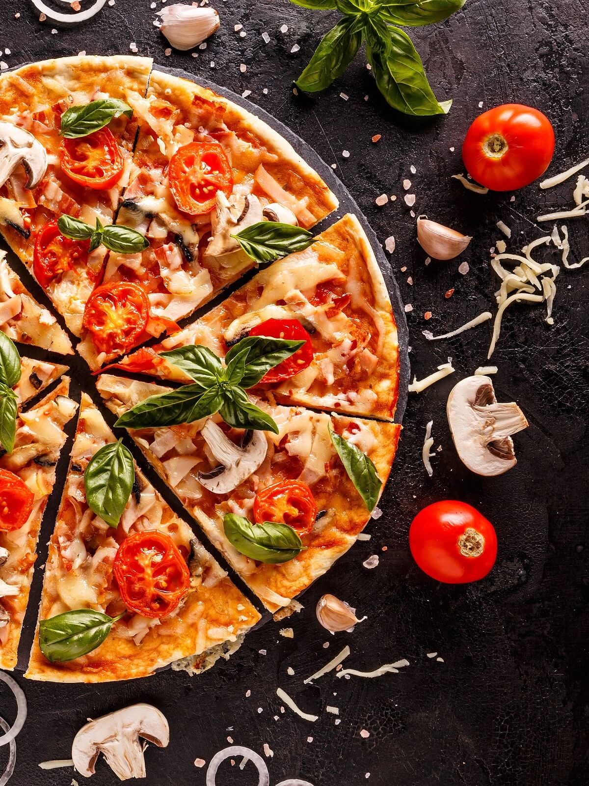 fertige pizza in achtel aufgeschnitten - smarterpix