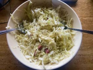 fertiger krautsalat in schuessel