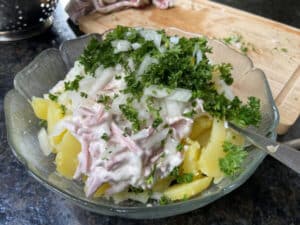 fleischsalat mit kartoffelsalat schritt 7