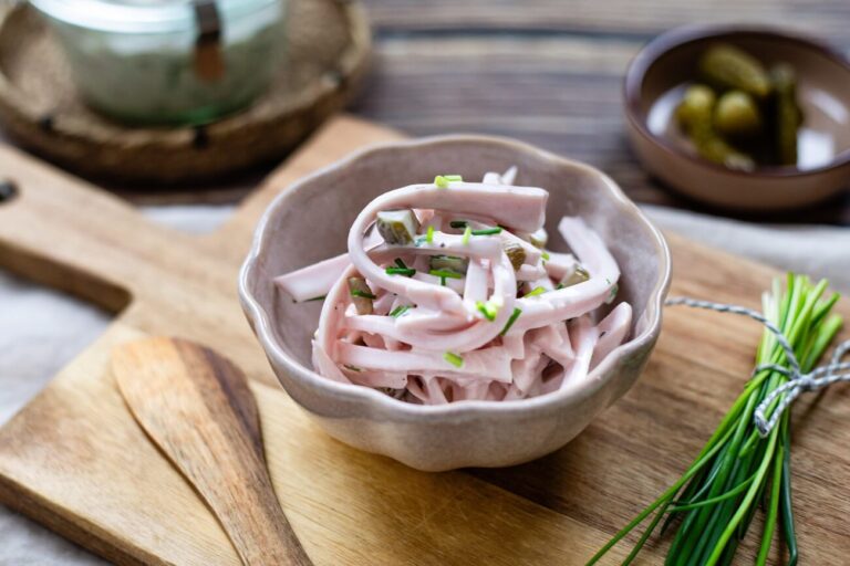 Schlesischer Kartoffelsalat mit Mayo, Wurst &amp; Essiggurken