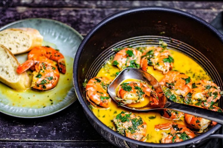 Spanische Gambas Pil Pil | Garnelen in Knoblauchöl