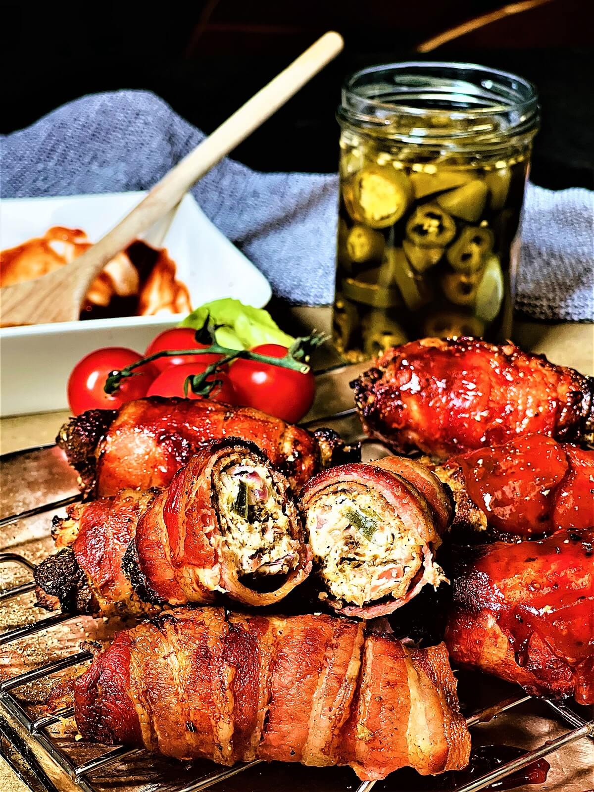 gefuellter schweinehals im speckmantel