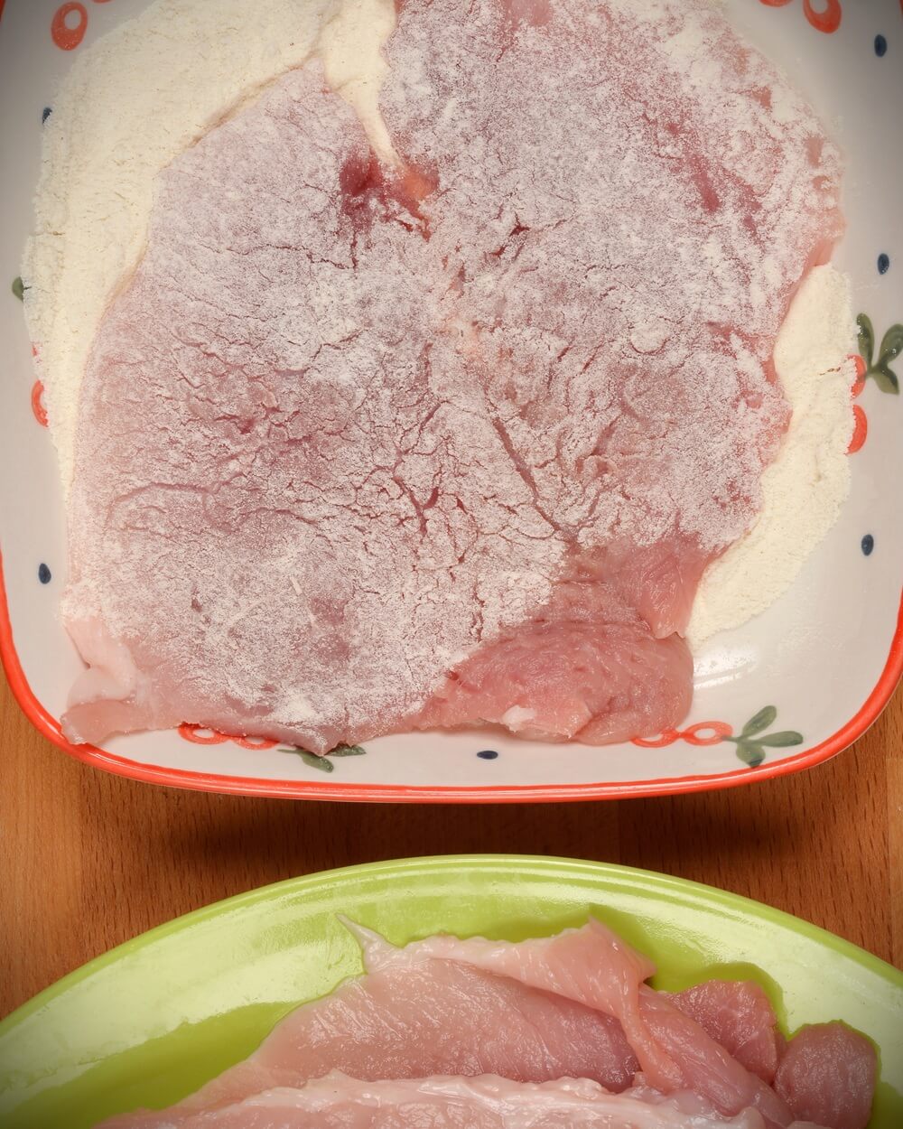 geklopftes schnitzel beim panieren im mehl wenden