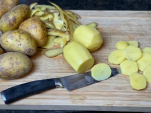geschaelte kartoffeln in scheiben geschnitten