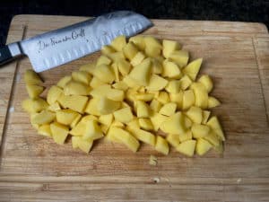 geschaelte und klein geschnittene kartoffeln