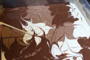geschmolzene Schokolade vermischen - die frau am grill