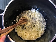 gewuerfelte zwiebeln in zerlassener butter anschwitzen - die frau am grill