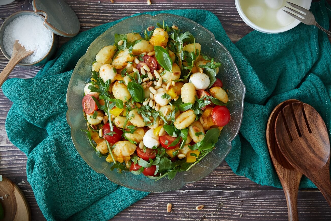 Gnocchi Salat mit Tomate & Mozzarella