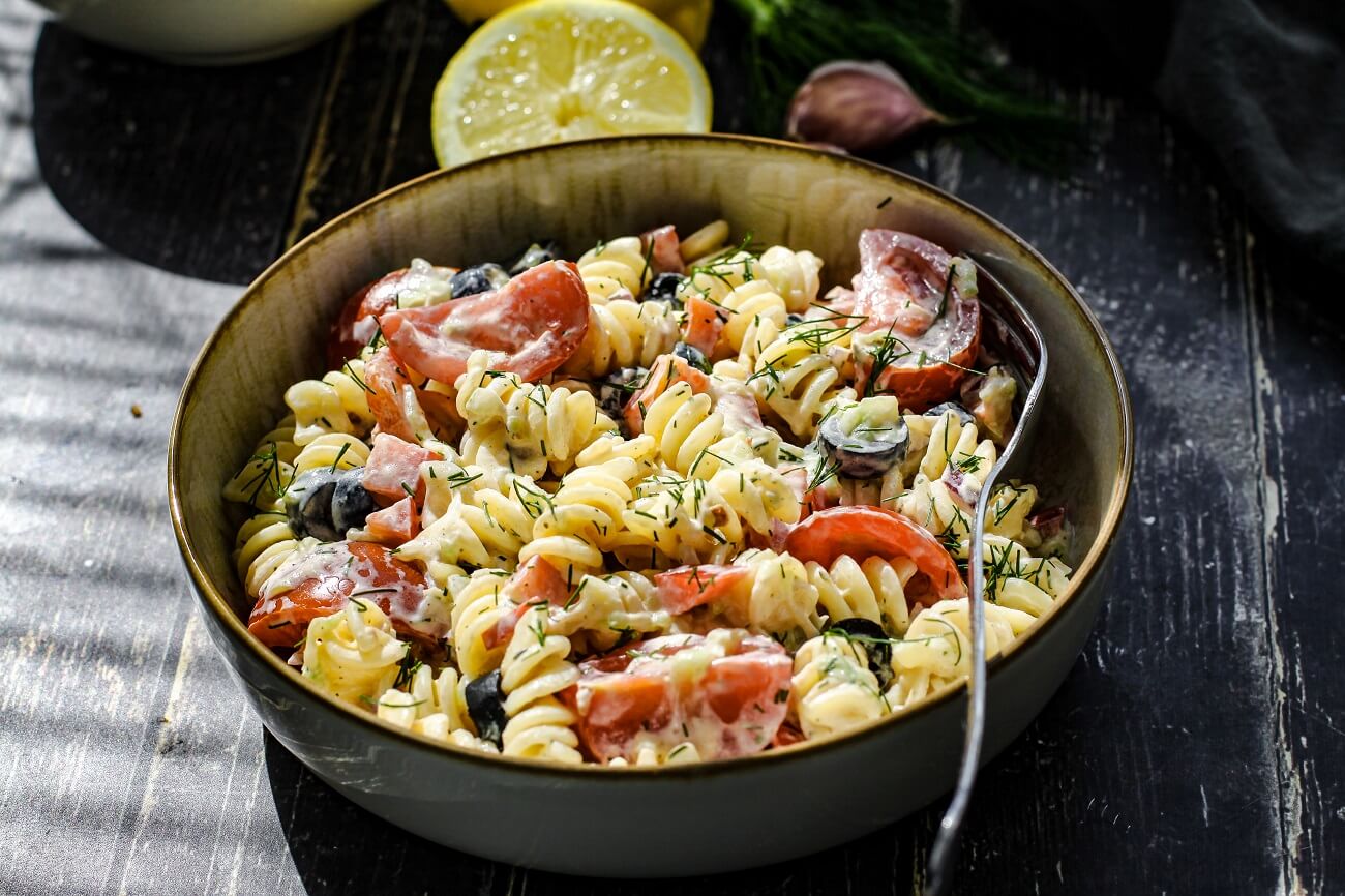 Griechischer Nudelsalat mit Tomaten und Oliven