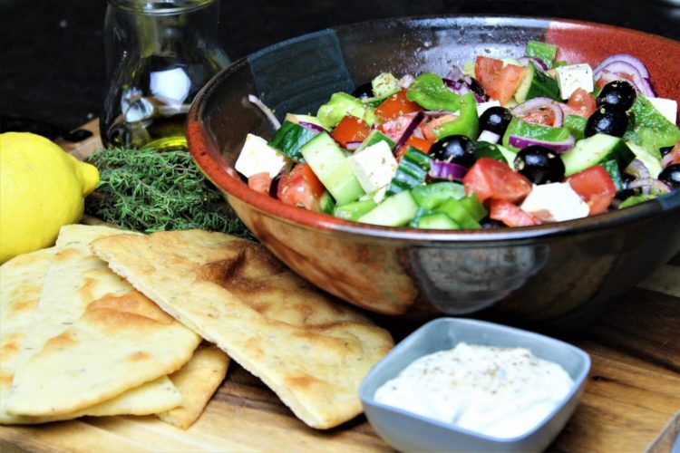 griechischer salat rezept - die frau am grill