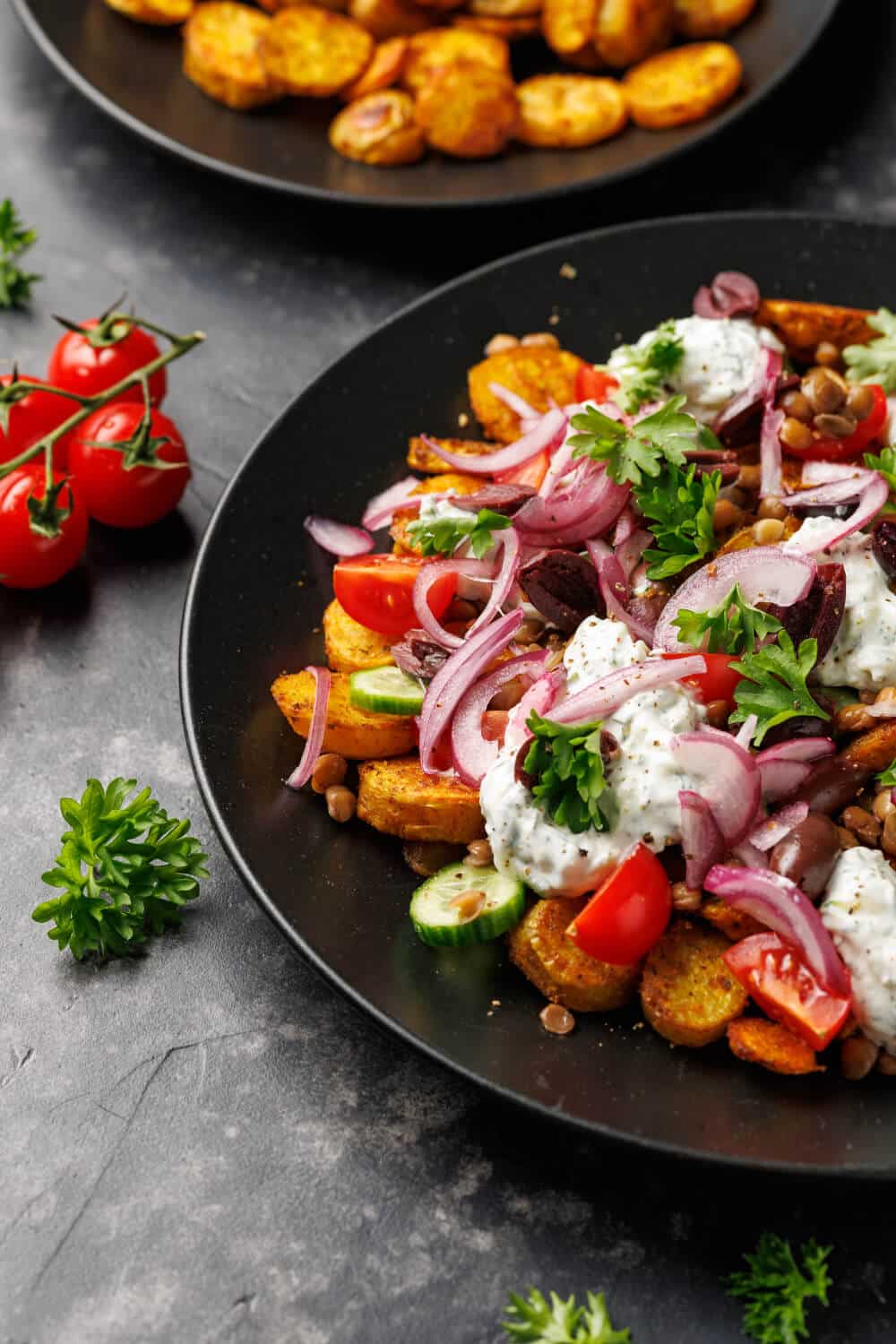 griechischer teller mit fleisch und sosse