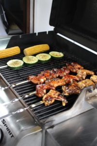grillgut am spiess - die frau am grill