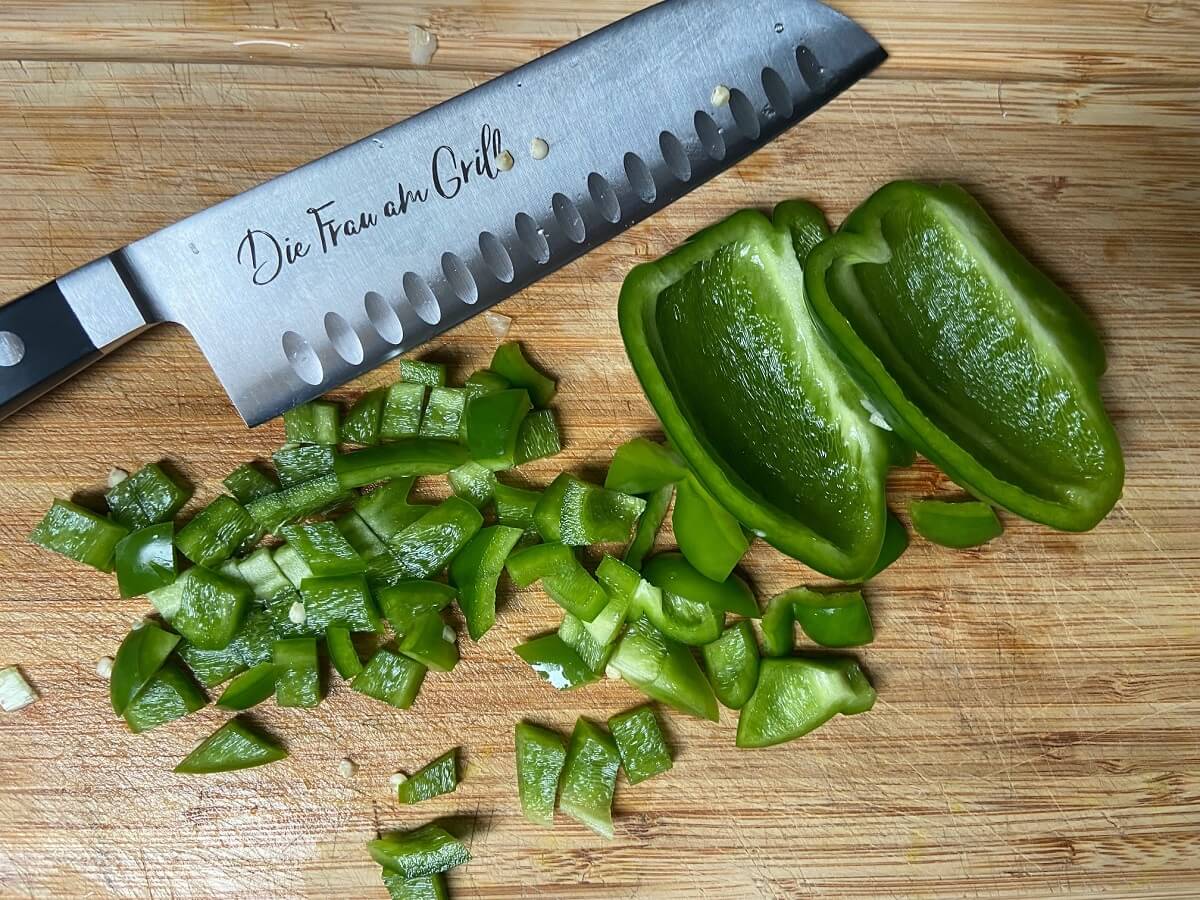 gruene paprika entkernt und klein geschnitten