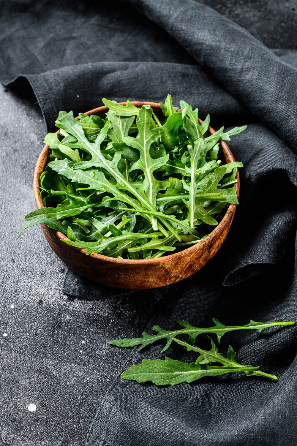 gruener rucola in schuessel