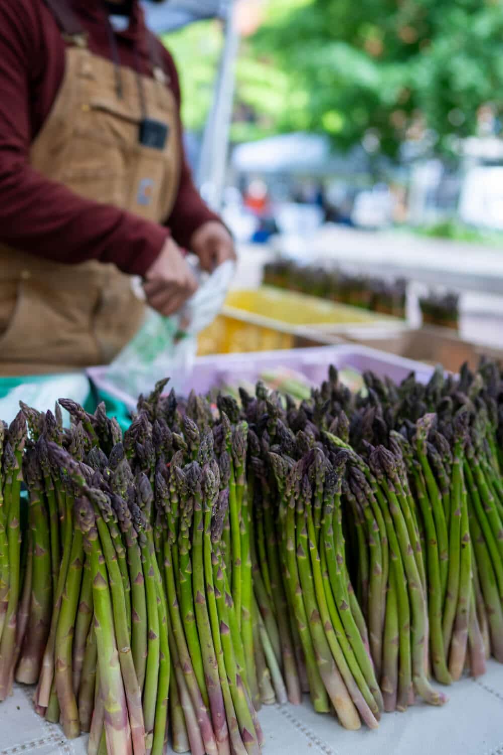 gruener spargel auf markt