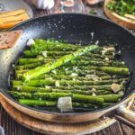 gruener spargel braten