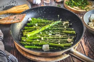 gruener spargel braten