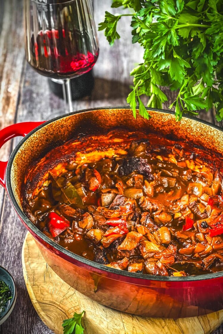 Gefüllte Lende Im Backofen Ohne Anbraten Gulasch im Backofen | Ofengulasch ohne Anbraten