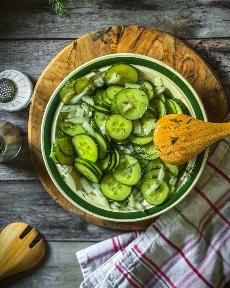 Gurkensalat mit Essig und Öl