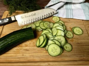 gurkensalat mit essig und oel schritt 1