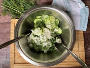 gurkensalat mit essig und oel schritt 5