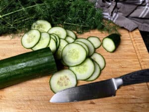 gurkensalat mit sahne - schritt 1