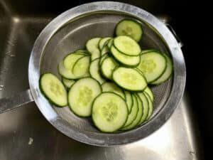 gurkensalat mit sahne - schritt 3