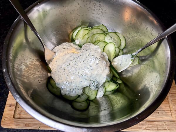 Gurkensalat mit saurer Sahne