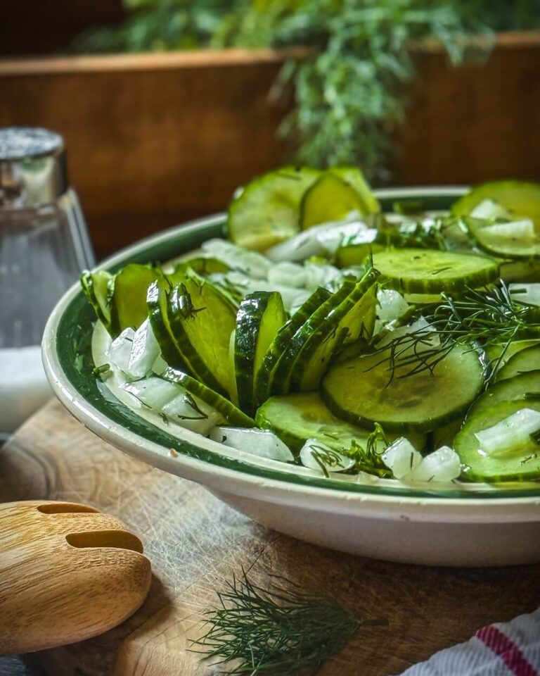 Gurkensalat mit Essig und Öl