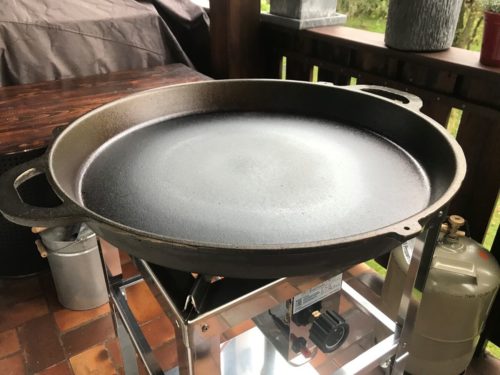 gusspfanne einbrennen - die frau am grill